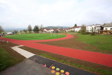 NOVO IGRIŠČE PRI OŠ CERKNICA 01 FOTO LJUBO VUKELIČ